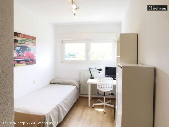  Acogedora habitación en un apartamento de 5 dormitorios, Moratalaz - MADRID 