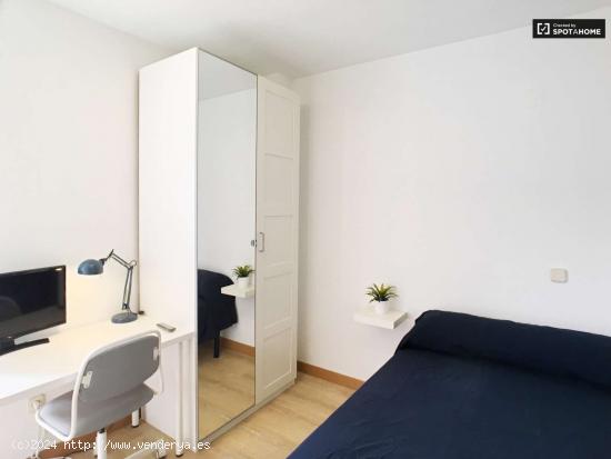  Habitación generosa en apartamento de 5 dormitorios, Moratalaz - MADRID 