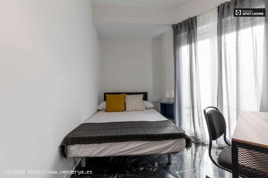  Amplia habitación en un apartamento de 8 habitaciones en Ciutat Vella - VALENCIA 