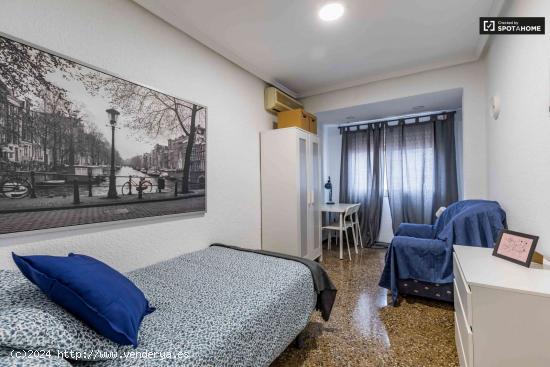  Habitación luminosa en apartamento de 5 dormitorios en Quatre Carreres - VALENCIA 