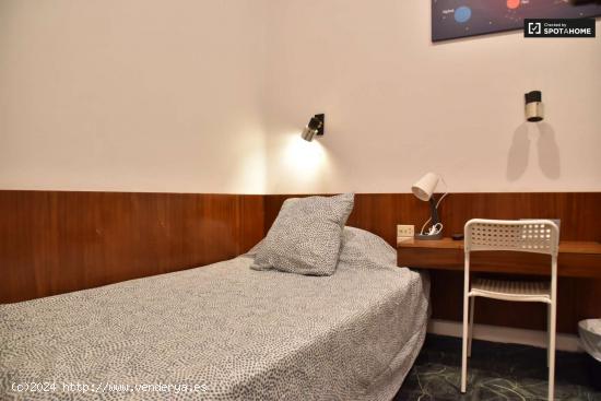  Se alquila habitación en piso de 5 dormitorios en Gran Vía, Valencia - VALENCIA 