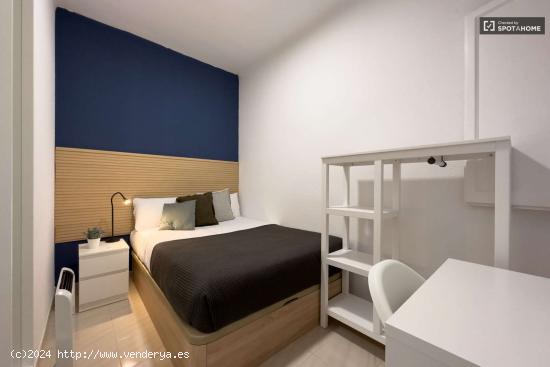  Alquiler de habitaciones en piso de 5 habitaciones en Sant Antoni - BARCELONA 