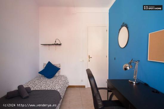  Habitación luminosa con balcón en un apartamento de 4 dormitorios, Poble Sec - BARCELONA 