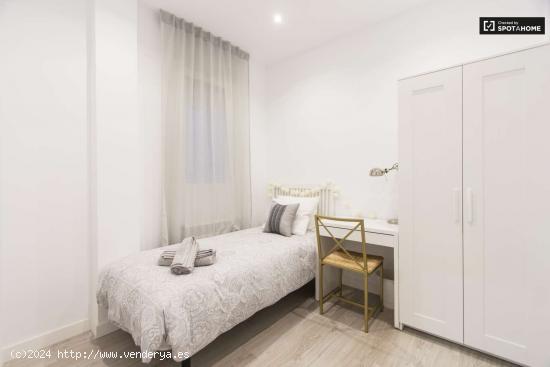  Acogedora habitación en alquiler en un apartamento recientemente renovado de 3 dormitorios en Goya  