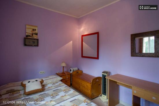  Habitación colorida en apartamento de 4 dormitorios en Horta-Guinardo - BARCELONA 