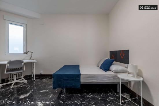  Habitación amueblada en un apartamento de 8 dormitorios en Ciutat Vella - VALENCIA 