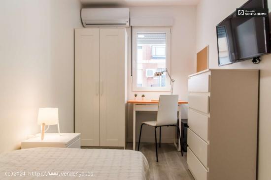  Se alquila habitación en apartamento de 5 dormitorios en Burjassot - VALENCIA 
