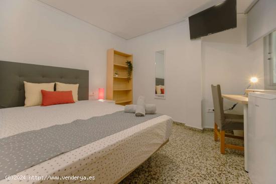  Se alquilan habitaciones en piso de 7 habitaciones en Alzira - VALENCIA 