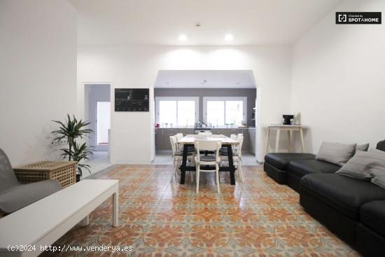  Habitación luminosa en alquiler en apartamento de 9 habitaciones, Prat de LLobregat - BARCELONA 