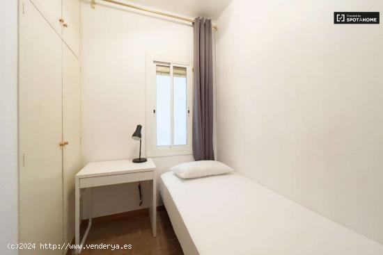  Alquiler de habitaciones en piso de 6 habitaciones en Sants - BARCELONA 
