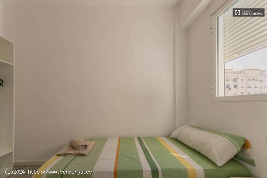  Se alquila habitación en piso de 5 habitaciones en Nou Moles - VALENCIA 