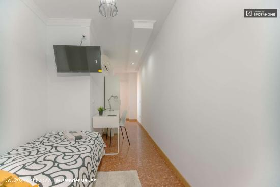  Se alquila habitación en piso de 6 habitaciones en Burjassot, Valencia - VALENCIA 