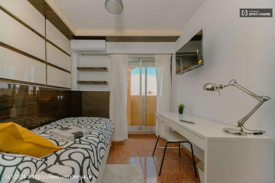  Se alquila habitación en piso de 6 habitaciones en Burjassot, Valencia - VALENCIA 