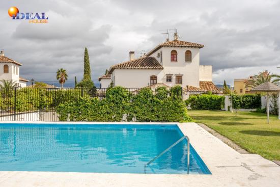  Amplia casa pareada en urbanización privada con piscina,  zona El Carmelo, Ogíjares - GRANADA 
