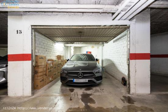  Descubre este magnífico garaje cerrado para dos coches, ubicado en pleno centro de la ciudad, en la 