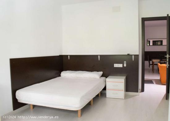 Habitación soleada en alquiler en apartamento de 6 dormitorios en Algirós - VALENCIA 