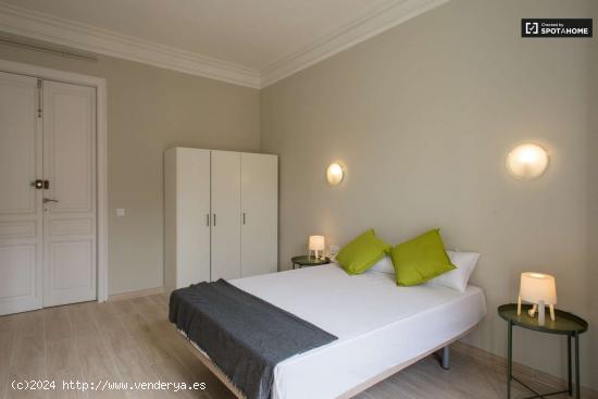  Amplia habitación en un apartamento de 6 dormitorios, L'Esquerra de l'Eixample - BARCELONA 