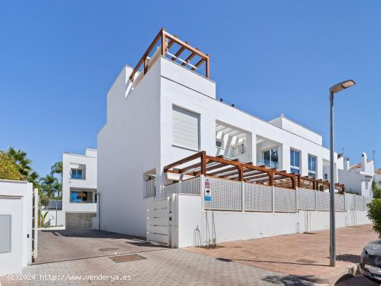  Adosado esquina de 5 dormitorios, 3 baños, solarium y vistas al mar. Nueva Andalucía, Marbella - M 
