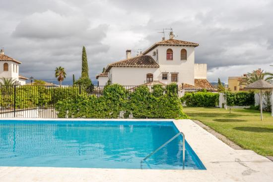  Amplia casa pareada en urbanización privada con piscina,  zona El Carmelo, Ogíjares - GRANADA 