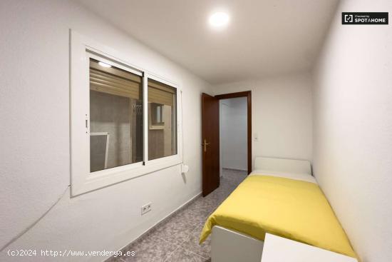  Se alquila habitación en piso de 3 habitaciones en Horta - BARCELONA 