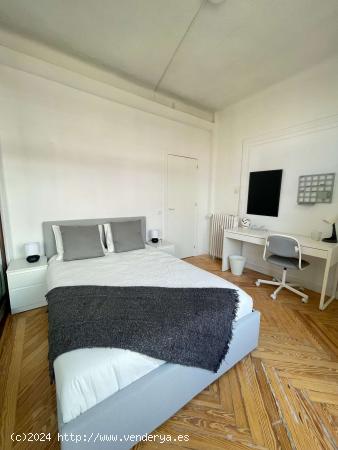  Se alquila habitación en piso de 5 habitaciones en Goya - MADRID 