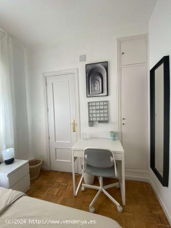  Se alquila habitación en piso de 5 habitaciones en Goya - MADRID 