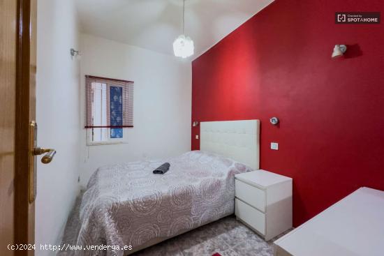  Se alquilan habitaciones en piso de 4 habitaciones en Sant Andreu - BARCELONA 