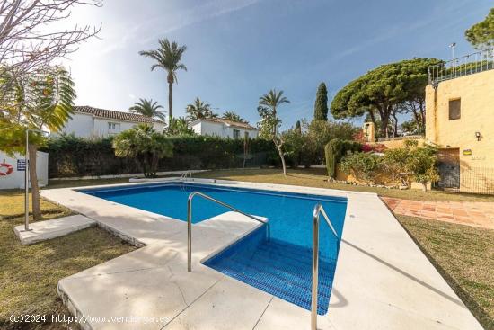  Casa adosada de 2 dormitorios y 2 baños con jardín privado en Sierra Blanca, Marbella - MALAGA 