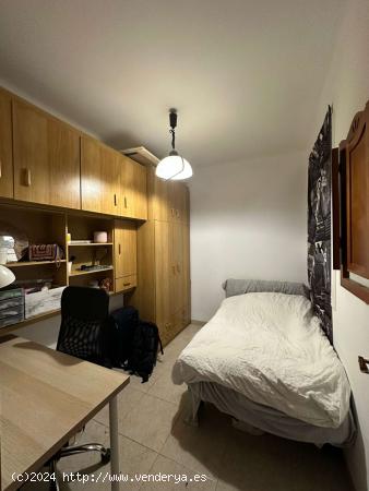  Se alquila habitación en piso de 4 habitaciones en Barcelona - BARCELONA 