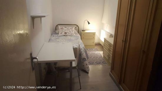  Gran habitación con armario independiente en el apartamento de 3 dormitorios, Sants - BARCELONA 