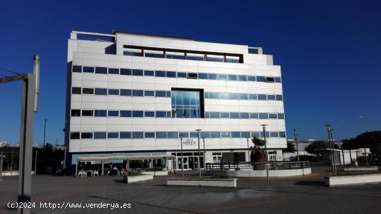  Oficina de procedencia bancaria, en Edificio Glorieta, zona Franca - CADIZ 