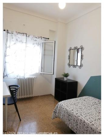  Alquiler de habitaciones en piso de 6 dormitorios en La Almozara - ZARAGOZA 