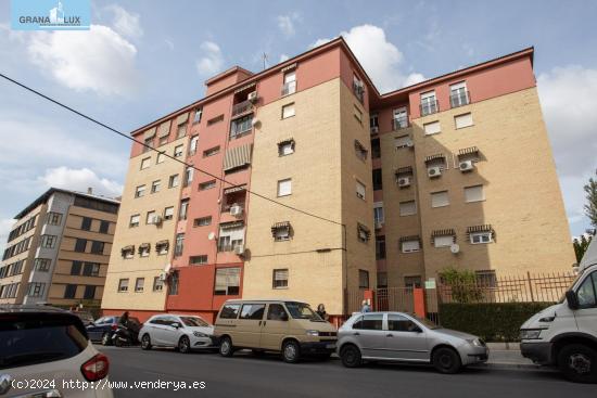  Amplio piso de 2 dormitorios con plaza de garaje en Camino Bajo de Huetor - GRANADA 