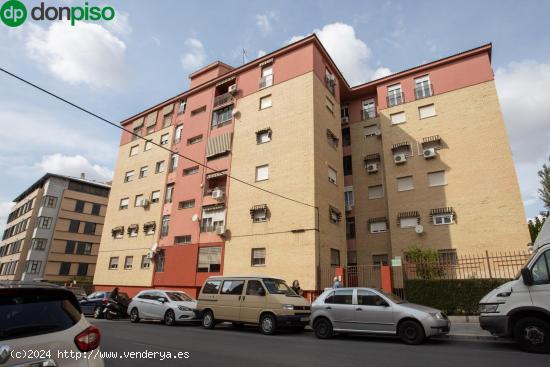  Amplio piso de 2 dormitorios con plaza de garaje en Camino Bajo de Huetor - GRANADA 