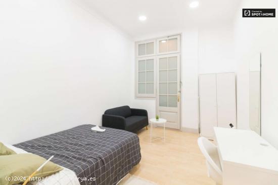  Se alquila habitación en piso de 8 habitaciones en Sant Gervasi - Galvany - BARCELONA 