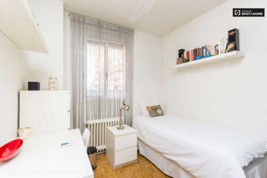  Se alquila habitación en piso de 1 dormitorio en Valdezarza - MADRID 