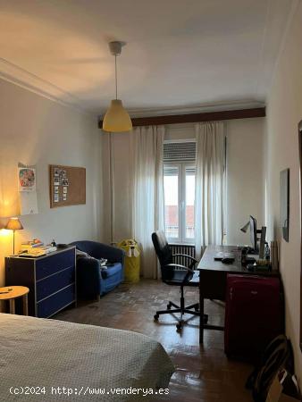  Alquiler de habitaciones en apartamento de 5 dormitorios en Cuatro Caminos - MADRID 