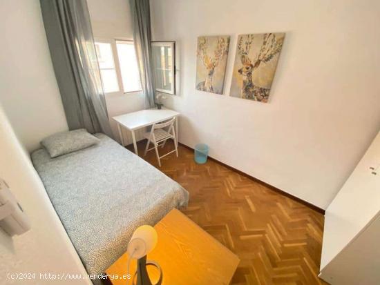  Alquiler de habitaciones en piso de 6 dormitorios en Portazgo - MADRID 