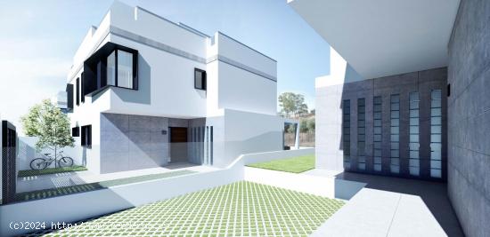  Pareado Orientacion SUR con patio 20m2 y solárium 62 m2, con piscina propia - MALAGA 