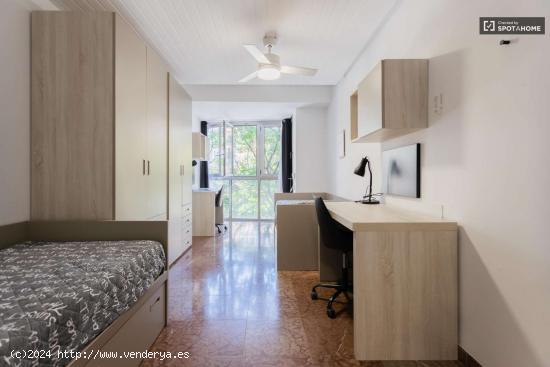  Se alquilan habitaciones en un apartamento de 6 dormitorios en Ciutat Vella - VALENCIA 