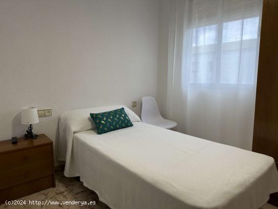  Se alquila habitación en piso de 3 dormitorios en Linares, Jaén - JAEN 