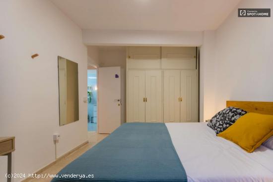  Se alquilan habitaciones en piso de 5 habitaciones en Jaume Roig - VALENCIA 