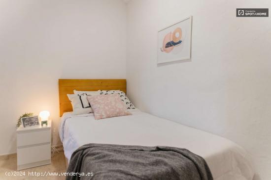  Se alquilan habitaciones en piso de 5 habitaciones en Jaume Roig - VALENCIA 