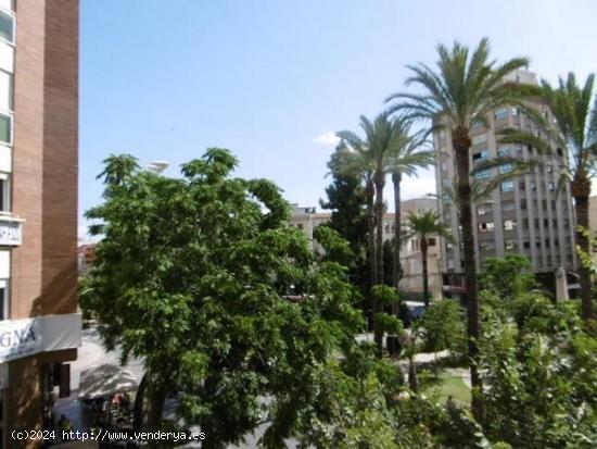   ¡Increíble oportunidad! Edificio en Alicante: ¡Transforma 6 viviendas en 12 y disfruta de un át 