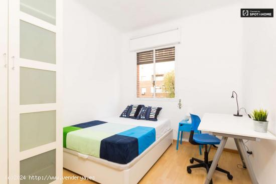  Habitación exterior con escritorio en apartamento de 6 dormitorios, Puerta de Atocha y Delicias - M 
