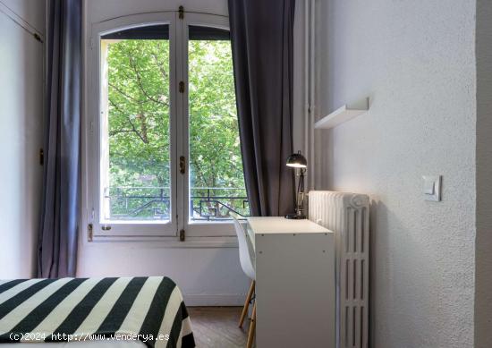  Cómoda habitación con armario independiente en un apartamento de 13 habitaciones, Justicia - MADRI 