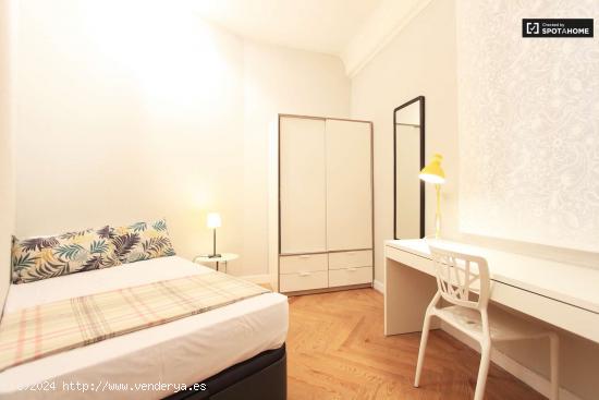  Habitación cálida con armario independiente en un apartamento de 13 habitaciones, Justicia - MADRI 