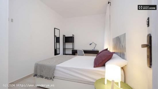  Habitación amueblada en apartamento de 7 dormitorios, Horta-Guinardó - BARCELONA 