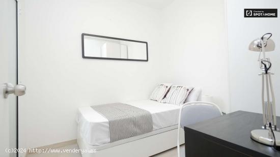  Habitación amueblada en apartamento de 7 dormitorios, Horta-Guinardó - BARCELONA 