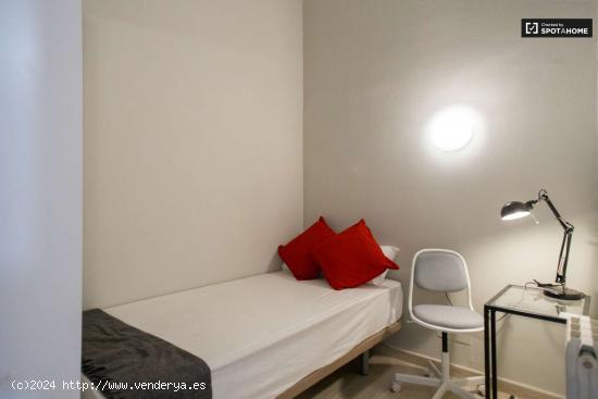  Acogedora habitación en un apartamento de 6 dormitorios, L'Esquerra de l'Eixample - BARCELONA 